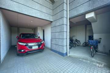 敷地内駐車スペースと駐輪場