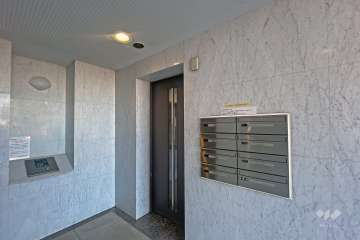 エントランスはオートロック付きです。