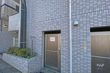 屋内に設けられた駐輪場の出入り口