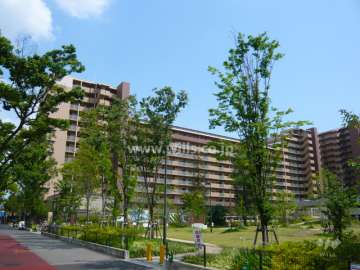 ロイヤルアーク甲子園フローレスの外観（北西側から）