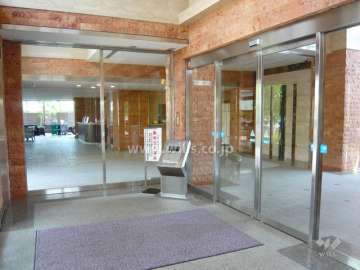 エントランスはオートロック付きです。