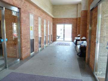 エントランスホール。ソファが設置されています。