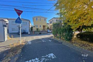 敷地東側の前面道路（北側から）