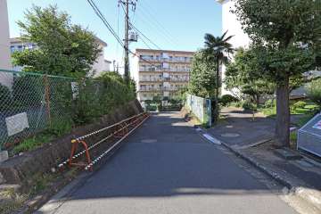 敷地北東側の前面道路（南東側から）