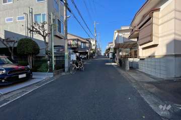敷地東側の前面道路（南側から）