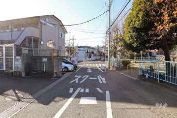 敷地南側の前面道路（東側から）