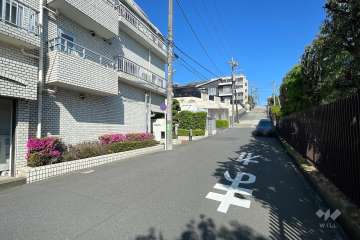 敷地北東側の前面道路