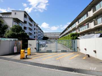 駐車場の出入り口（ゲート付き）