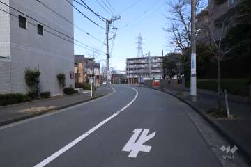 敷地西側の前面道路