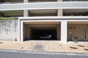 駐車場入口（敷地南東側）