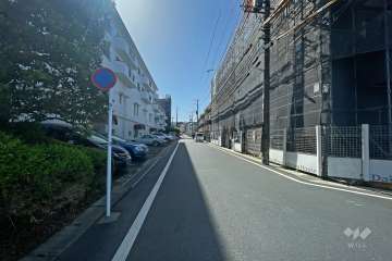 敷地北側の前面道路（東側から）