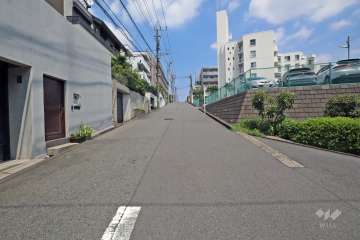 敷地北側の前面道路(西側から)