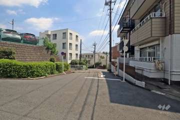 敷地南西側の前面道路(北西側から)