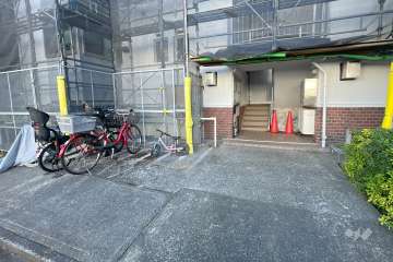 住戸入り口と駐輪スペース　