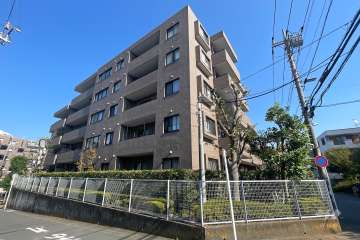 東急ドエルアルス鷺沼弐番館の外観（南西側から）