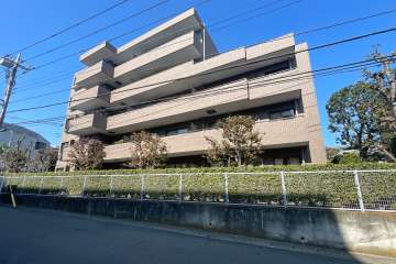 東急ドエルアルス鷺沼弐番館の外観（南東側から）　