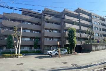 東急ドエルアルス鷺沼弐番館の外観（北西側から）　