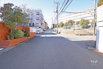 敷地北側の前面道路(東側から)