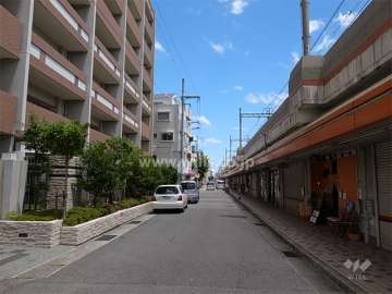 敷地南側の前面道路。道を挟んで向かい側には阪急神戸線が走っています。