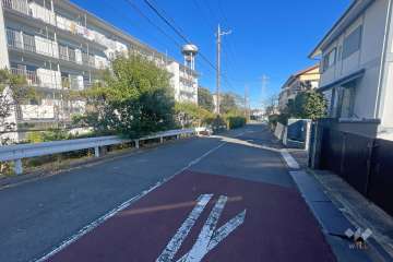 敷地北側の前面道路（東側から）-