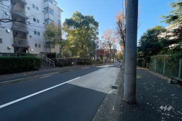 敷地北西側の前面道路