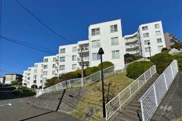 東急ドエル宮前平ビレジＡ棟の外観（南東側から）