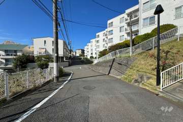 敷地南側の前面道路