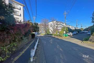 敷地南東側前面道路（南西側から）