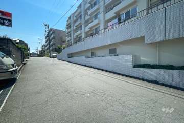 敷地東側の前面道路（北側から）