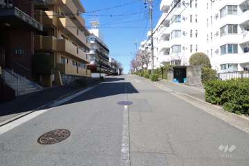 敷地南側の前面道路