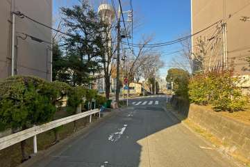 敷地西側の前面道路（南側から）