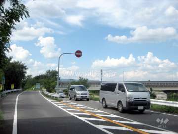 マンション東側の前面道路。