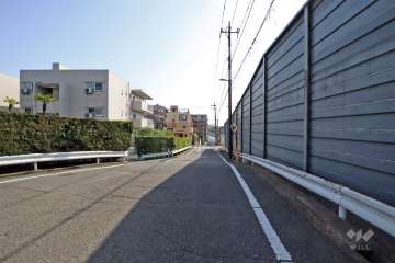 敷地北西側の前面道路(北東側から)