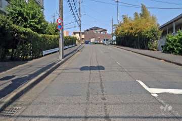 敷地南東側の前面道路(南西側から)