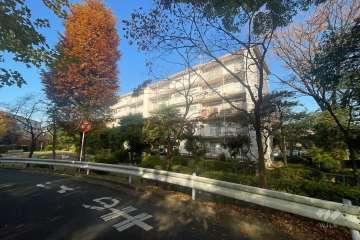 宮前平グリーンハイツ48号棟の外観（南東側から）