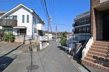 敷地南東側の前面道路（北東側から）