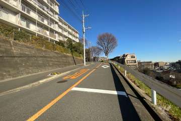 敷地の南側前面道路（西側から）