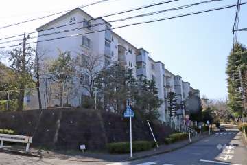 宮前平グリーンハイツ26号棟の外観(北東側から)