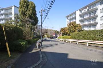 敷地北東側の前面道路(南東側から)