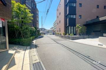 敷地西側の前面道路（北側から）