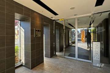 エントランスはオートロック付きです。