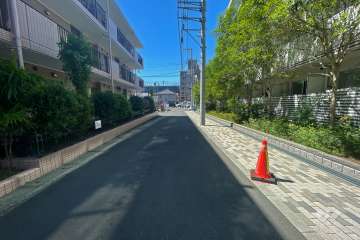 敷地東側の前面道路（北側から）