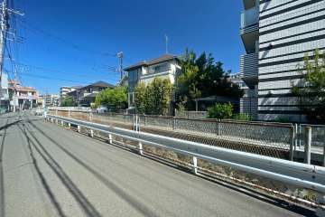 敷地南側の前面道路（東側から）