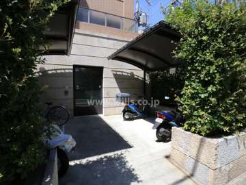 バイク置き場。奥の扉は駐輪場の出入り口