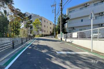 敷地の北西側前面道路（北東側から）