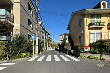 敷地の東側前面道路（南側から）