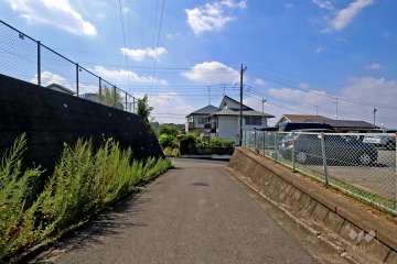 敷地の北東側前面道路
