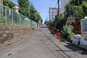 敷地の南西側前面道路