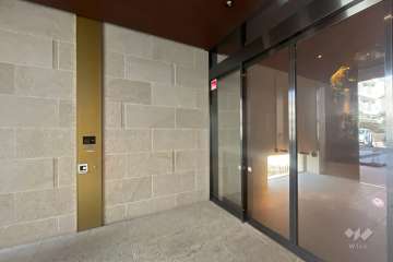 エントランスはオートロック付きです。