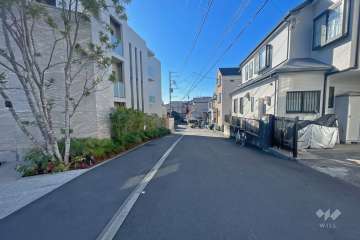 敷地西側の前面道路（北側から）